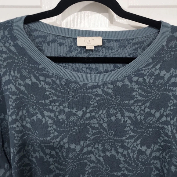 LOFT Outlet Blue Floral Design Long Sleeve Lightweight Sweater in Size XL - Picture 3 of 10